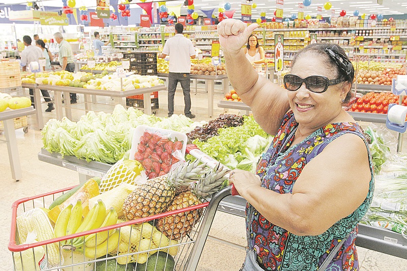 Zilda Rosa, moradora de Jardim Camburi, comemora o prêmio com o carrinho cheio no supermercado (Foto: Leone Iglesias/AT)