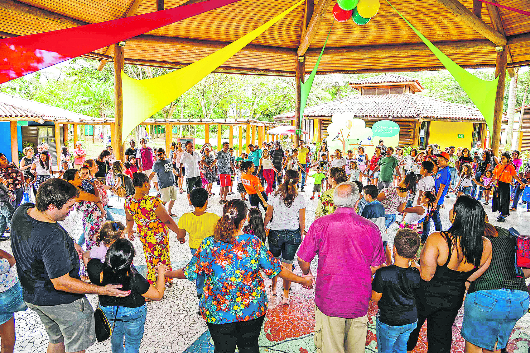 Pais e filhos durante atividade do programa Vale Cuidar: Integração que ajuda a fortalecer os vínculos afetivos (Foto: Arquivo Vale)