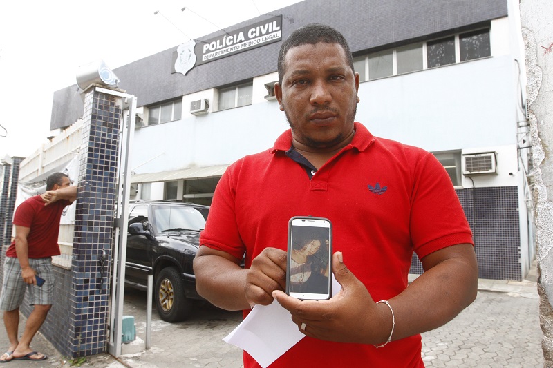 Vanderclei Silva do Nascimento em frente ao DML de Vitória quando o corpo de sua filha de 15 anos foi encontrado. (Foto: Thiago Coutinho/AT)