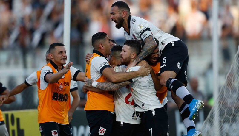 Jogadores comemoram o gol de Pikachu que decidiu a partida (Foto: Reprodução / Twitter)