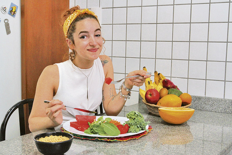 Universitária Bruna Paterlini é vegetariana desde o ano passado e está feliz com o novo estilo de alimentação (Foto: Leone Iglesias/AT)