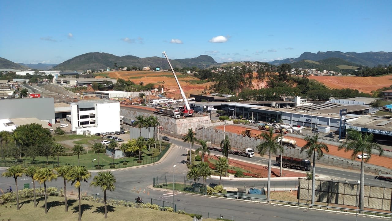 A primeira das 8 vigas do viaduto foi posicionada por volta das 10h desta quarta-feira (2). (Foto: Divulgação/Eco101)