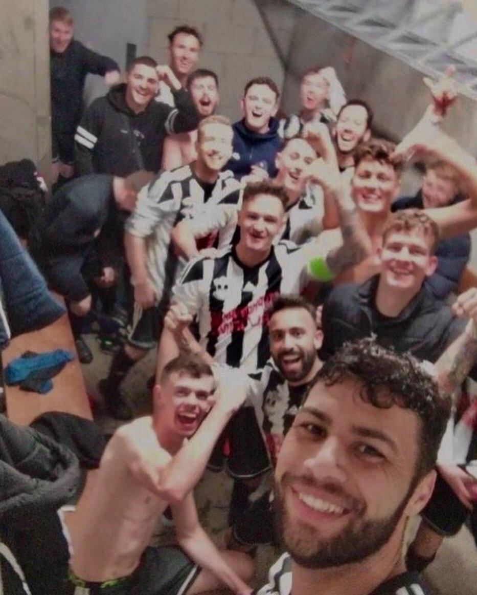 Vinicius (ao fundo) comemora vitória do Broombridge FC no vestiário (Foto: Acervo pessoal)