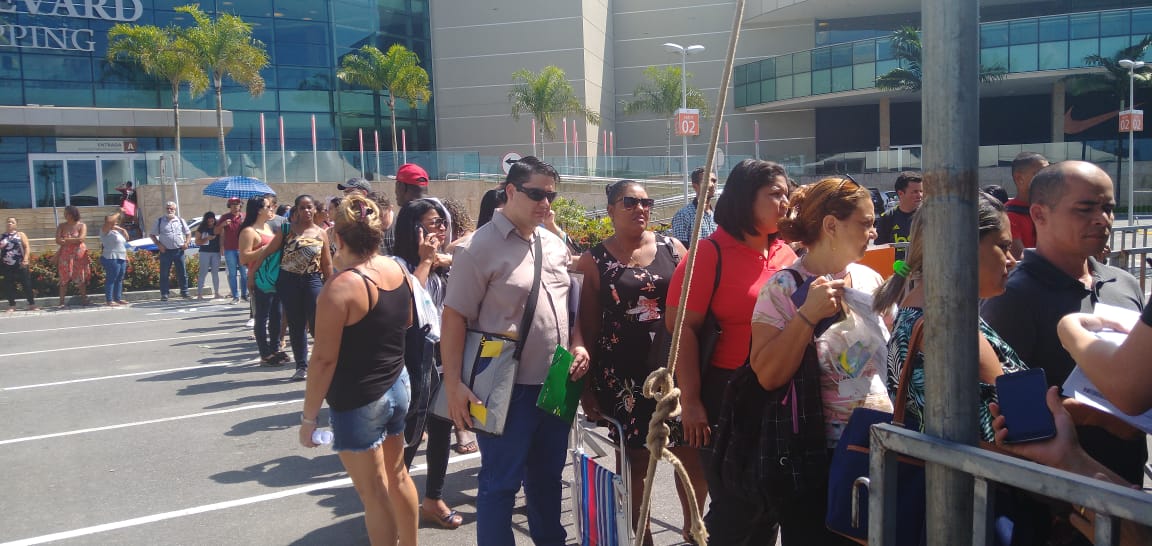 Fila de moradores que foram vítimas de enchente para receber FGTS. (Foto: Antônio Moreira)