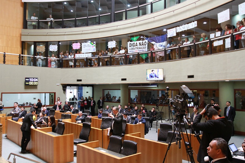 Grupos de direita e esquerda fizeram protestos na galeria da Assembleia (Foto: Antonio Moreira/ AT/ 16/10/2019)