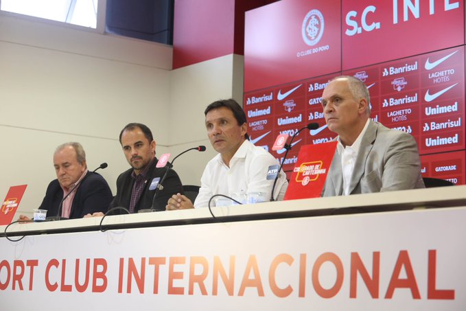 Zé Ricardo é apresentado ao lado do diretor Rodrigo Caetano e do presidente do Inter (Foto: Ricardo Duarte / Internacional)