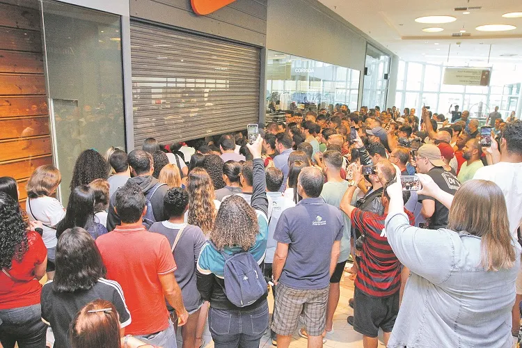 Multidão aguarda a abertura em loja de shopping em Vila Velha