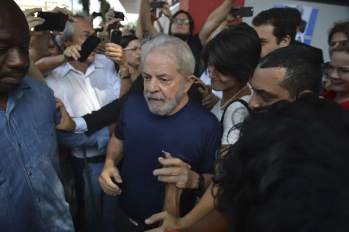 Imagem ilustrativa da imagem Juiz adia audiência de Lula, que vai visitar papa