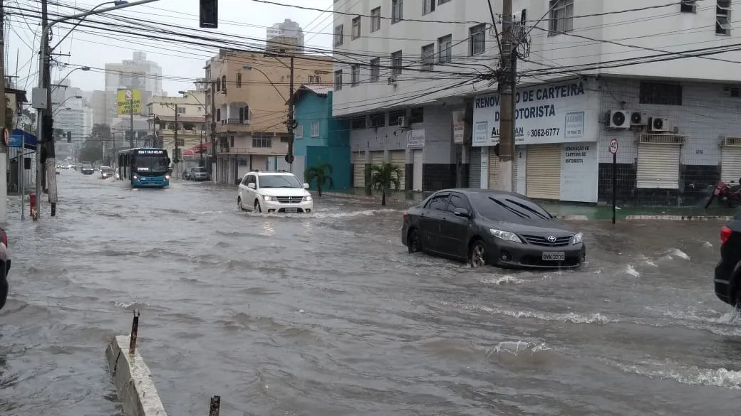 Imagem ilustrativa da imagem Institutos alertam para fim de semana de chuvas intensas no Estado