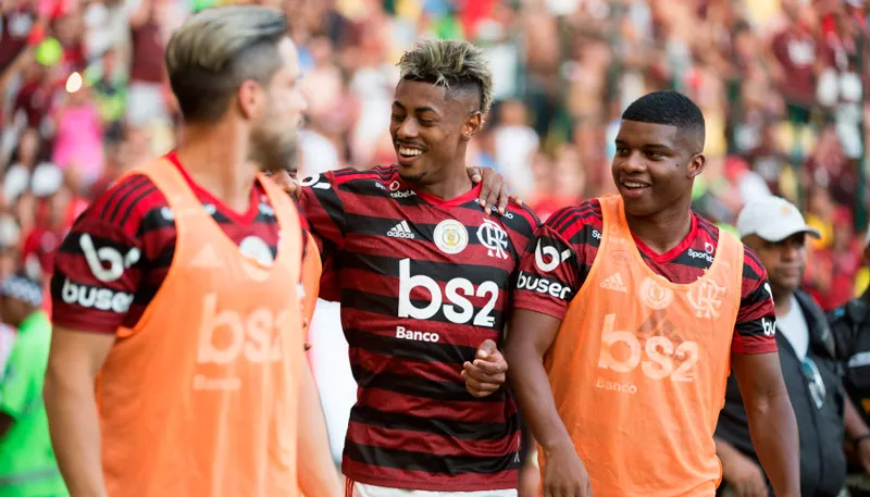 Imagem ilustrativa da imagem Flamengo renova com Bruno Henrique até 2023 e confirma saída de Marí