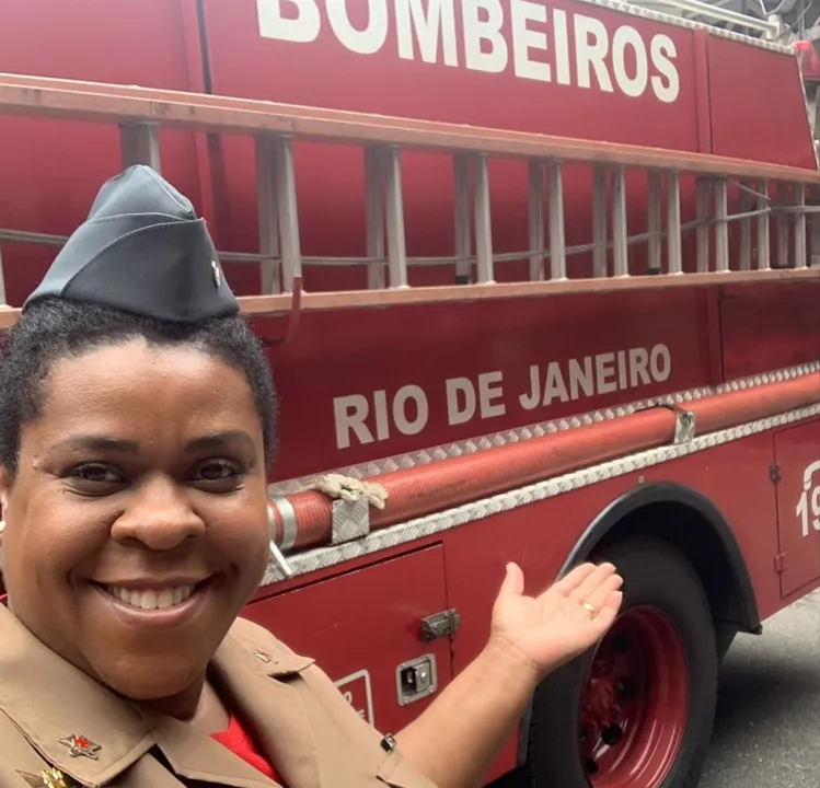 Imagem ilustrativa da imagem Após ataque racista, atriz pede que fãs respeitem trabalho de bombeiros