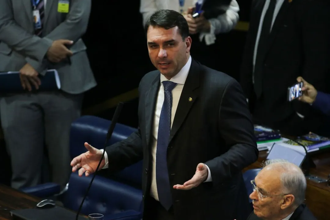 Imagem ilustrativa da imagem Flávio Bolsonaro repassou R$ 500 mil do fundo público partidário a advogado investigado no caso Queiroz