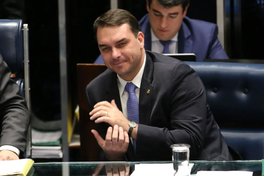 Imagem ilustrativa da imagem Flávio Bolsonaro compra mansão em Brasília por R$ 6 milhões, diz site