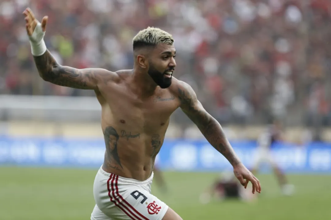 Imagem ilustrativa da imagem Torcida do Flamengo grita "fica, Gabigol" na chegada do time a Doha