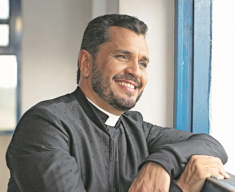 Imagem ilustrativa da imagem Tribuna Online entrevista o Padre Anderson Gomes nesta quinta