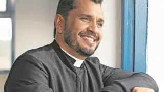Imagem ilustrativa da imagem Tribuna Online entrevista o Padre Anderson Gomes nesta quinta