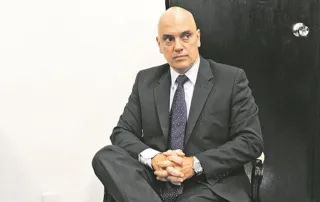 Imagem ilustrativa da imagem Bolsonaro atira no próprio pé, ao xingar Moraes