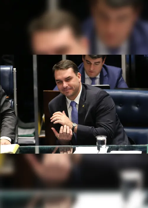 Imagem ilustrativa da imagem Flávio Bolsonaro compra mansão em Brasília por R$ 6 milhões, diz site