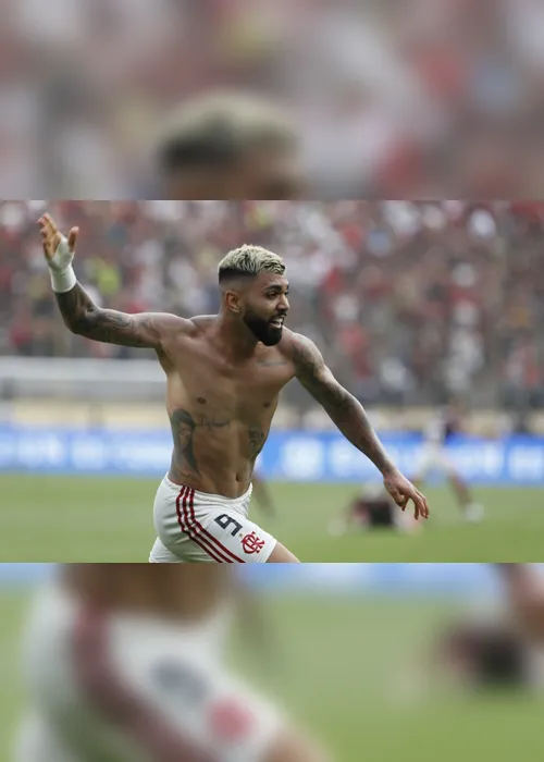 Imagem ilustrativa da imagem Torcida do Flamengo grita "fica, Gabigol" na chegada do time a Doha