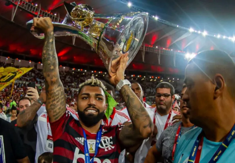 Gabigol levanta troféu do Campeonato Brasileiro em noite de festa no Maracanã