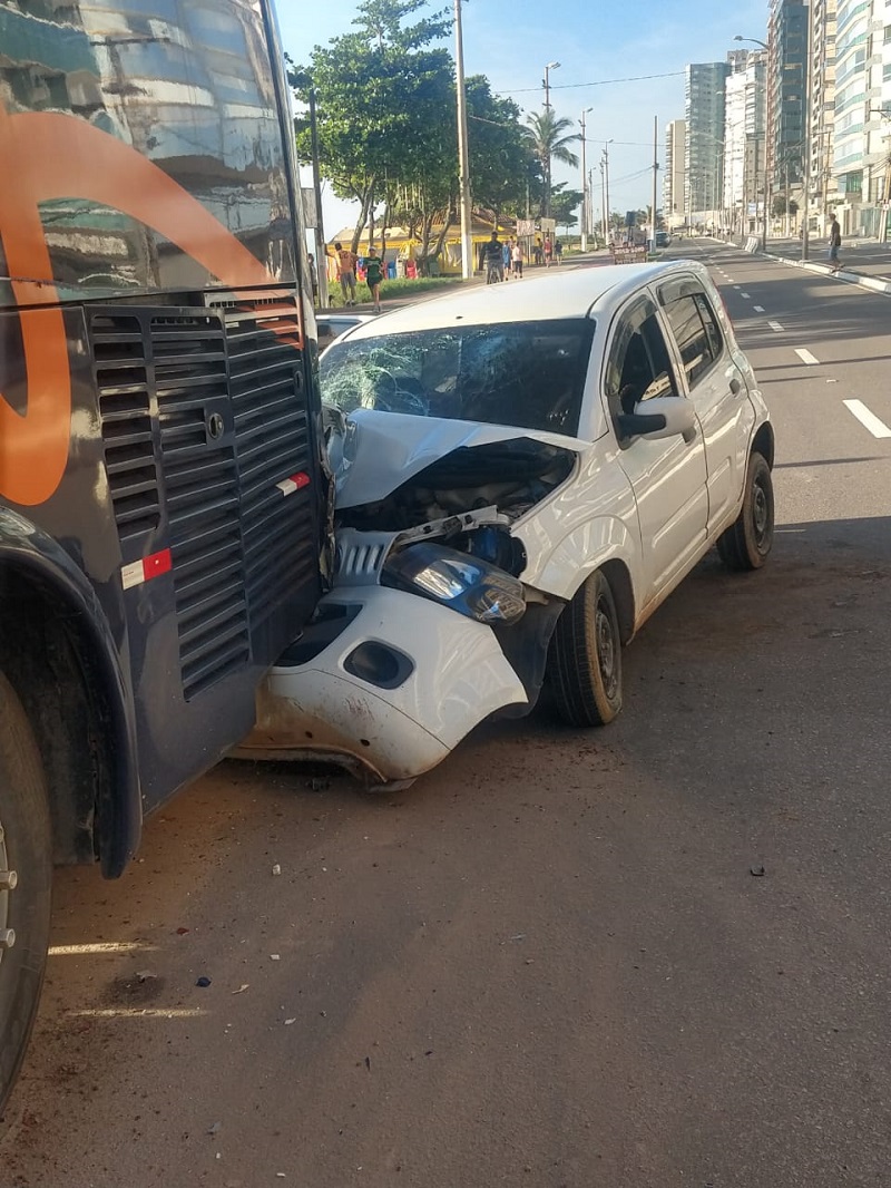Veículo de passeio ficou com a frente destruída. (Foto: Internauta)