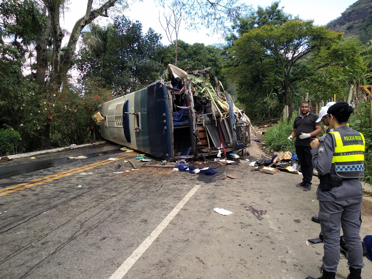 Acidente com um ônibus de turismo aconteceu no começo da tarde de sábado (Foto: Alessandro de Paula)