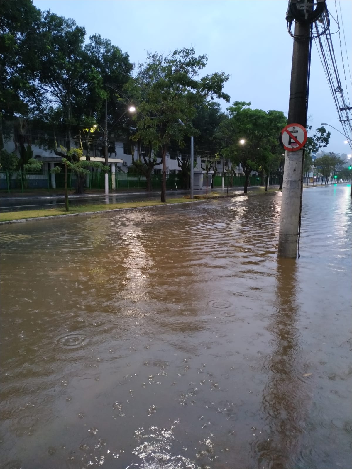 Alagamento na manhã desta quarta-feira (13) na Avenida Vitória, próximo ai Ifes, em Jucutuquara, na Capital. (Foto: Internauta)