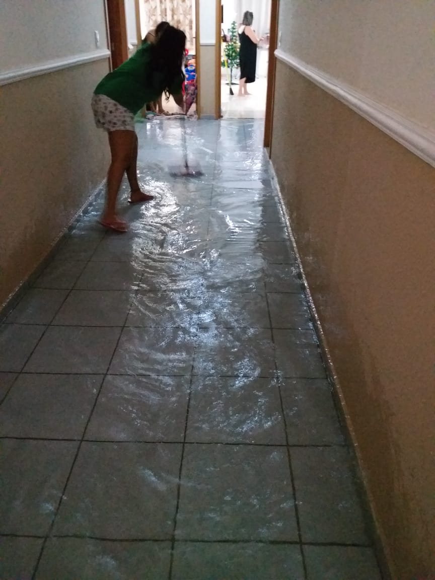 Água invadiu condomínio do bairro Colina de Laranjeiras, na Serra (Foto: Enviada por WhatsApp)