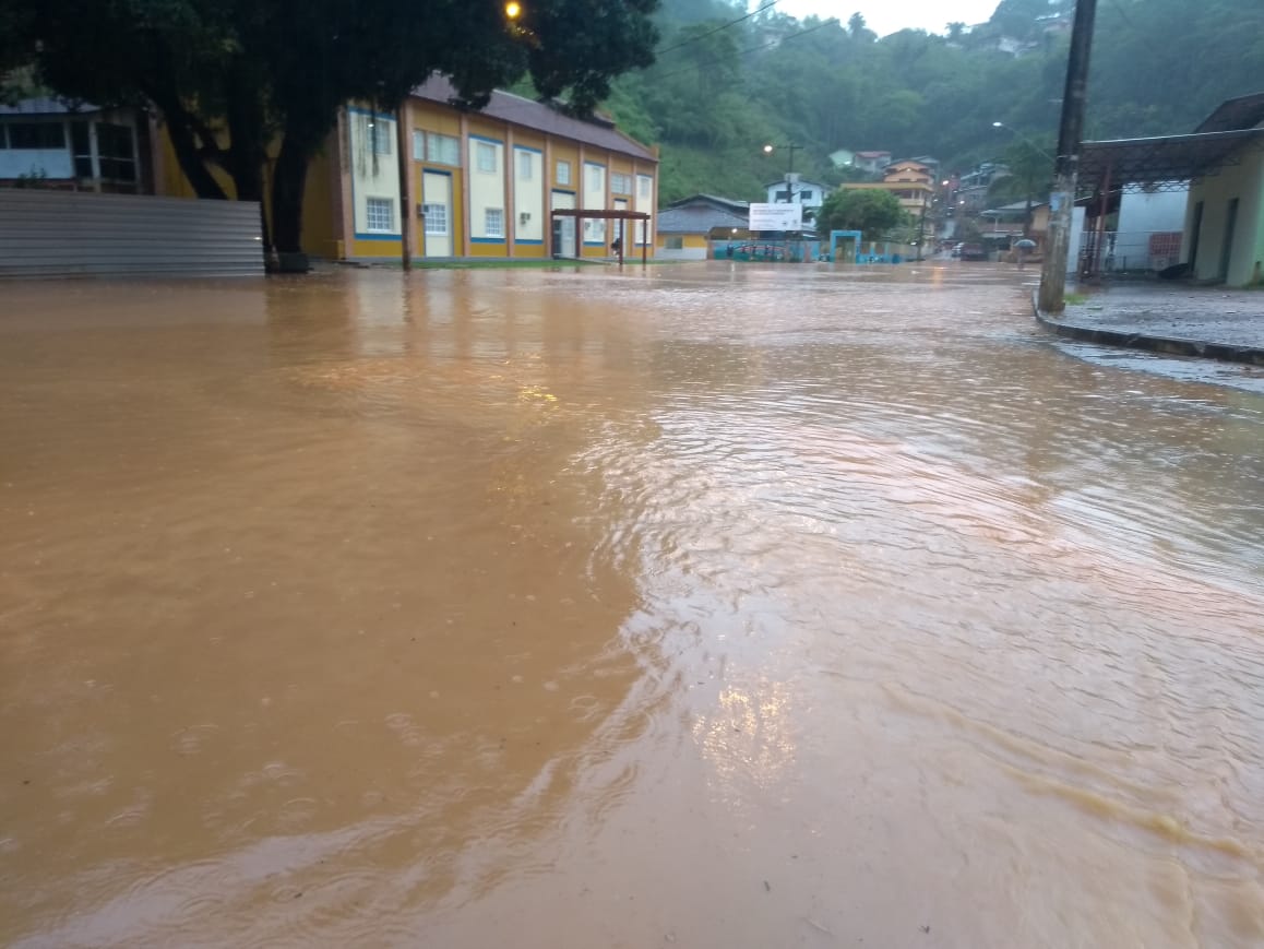 Alagamento em Santa Leopoldina (Foto: Enviada por WhatsApp)