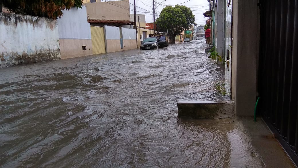 Alagamento na rua Hélio Orlandi, no Centro de São Mateus (Foto: Isaque Rocha)