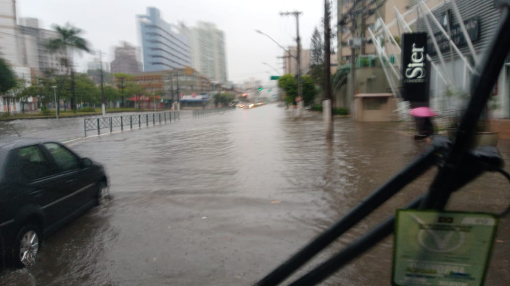 Alagamento na avenida César Hilal (Foto: Carlos Eduardo Fernandes Santos)