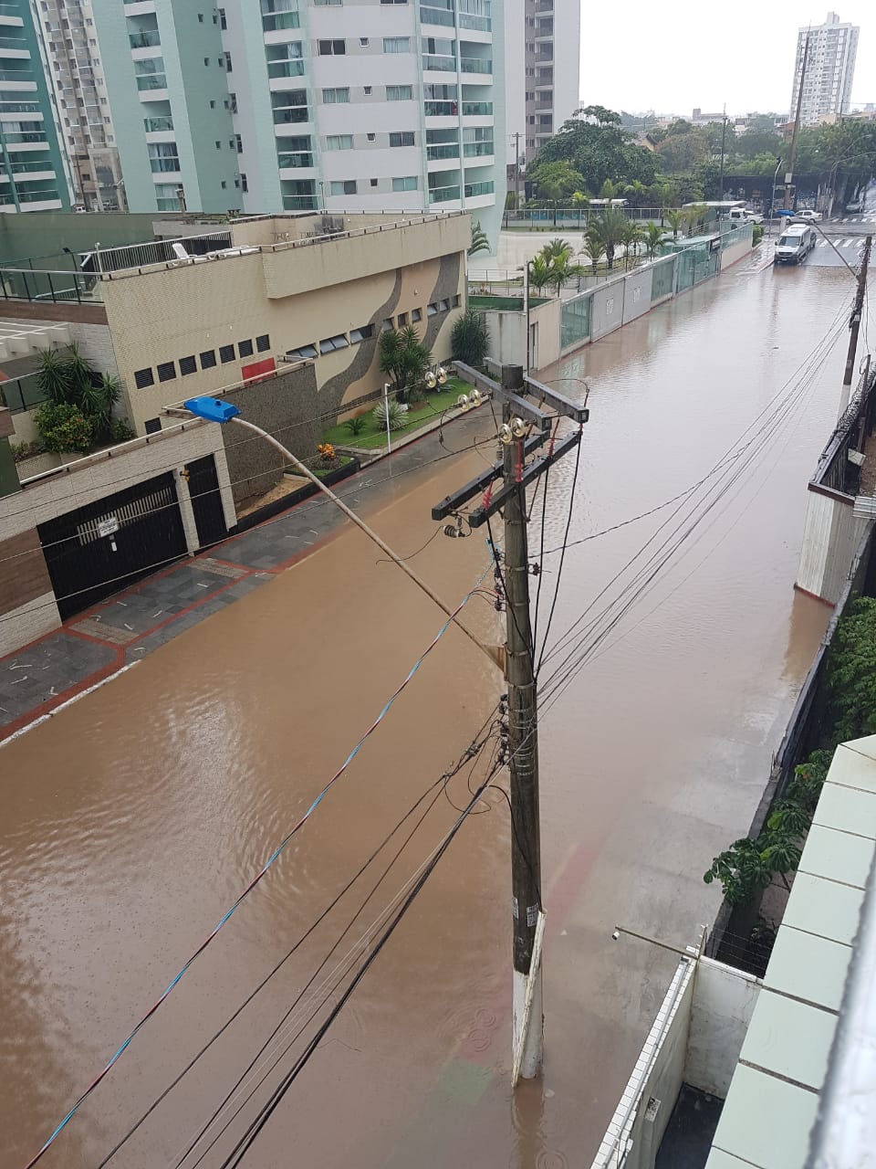 Alagamento na rua Maria de Oliveira Maresguia, na Praia de Itaparica, Vila Velha (Foto: Danusa Moreno)