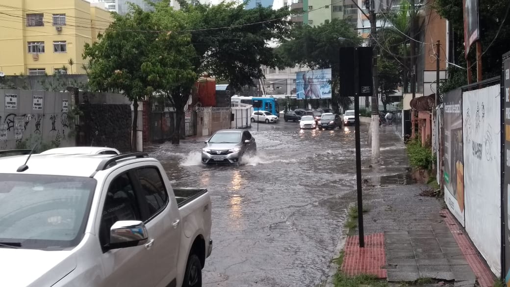 Alagamento em rua que dá acesso à Terceira Ponte (Foto: Thiago Coutinho/ AT/ 22/11/19)