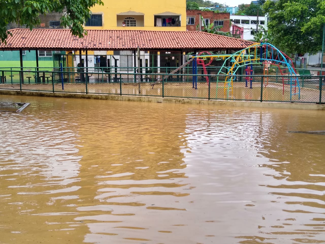 Alagamento na pracinha do bairro Universal, em Viana, na quinta-feira (14) (Foto: Deiveson de Souza)