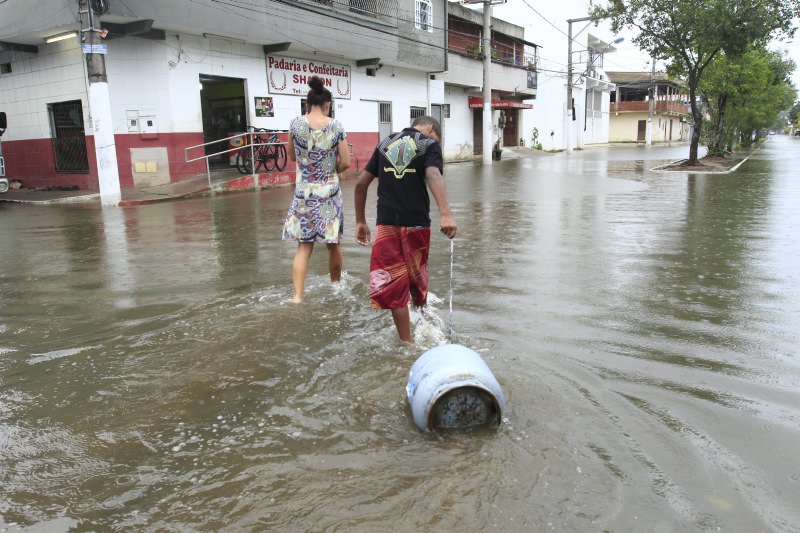 Alagamento no bairro Jardim Marilândia, em Vila Velha, no fim de semana (Foto: Dayana Souza/AT)