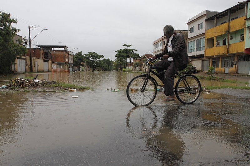 Rua na margem do valão entre os bairros Cobillândia e Sotelândia (Foto: Fábio Nunes/AT)