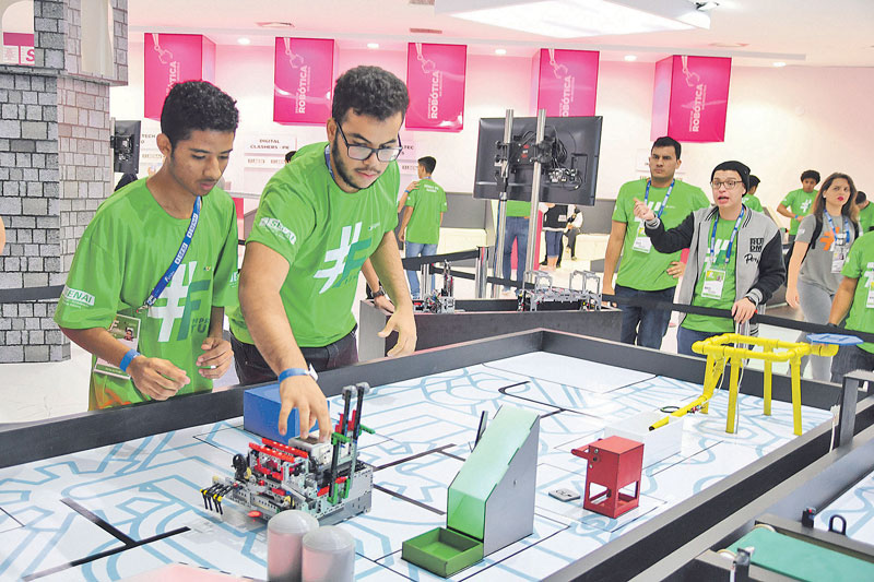Alunos trabalhando robótica (Foto: Divulgação/Findes)