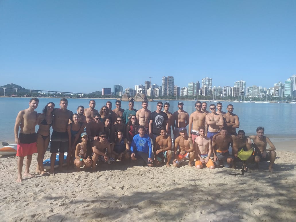 Amigos das vítimas se reuniram na praia no começo da manhã (Foto: Simony Giuberti)