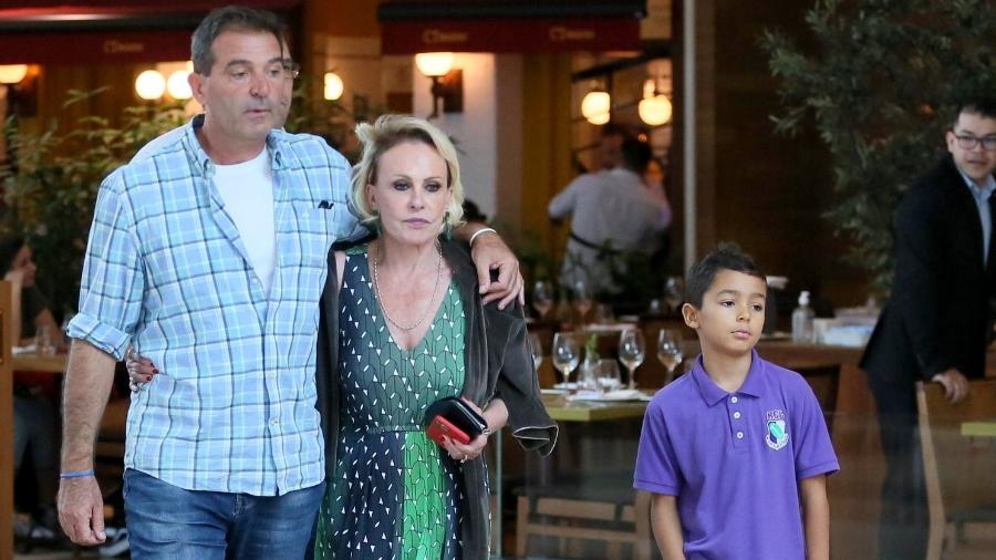 Ana Maria Braga e novo namorado foram flagrados passeando em shopping do Rio de Janeiro na quinta-feira (14). (Foto: Edson Aipim/AgNews)