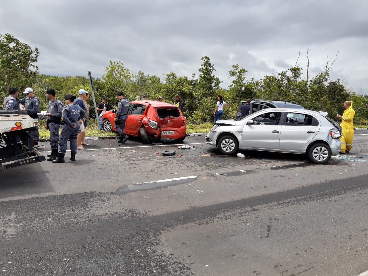 Assaltante tentou furar bloqueio policial e bateu em quatro carros no trevo de Setiba, em Guarapari. (Foto: Roberta Bourguignon)
