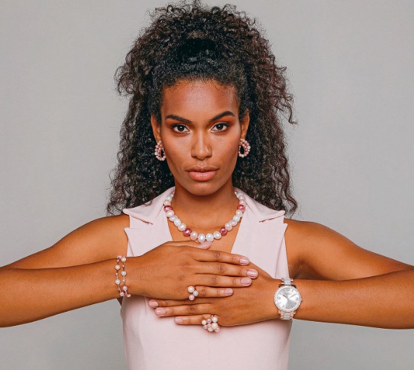 Modelo usando acessórios perolados: visual colorido e cheio de estilo (Foto: Divulgação)