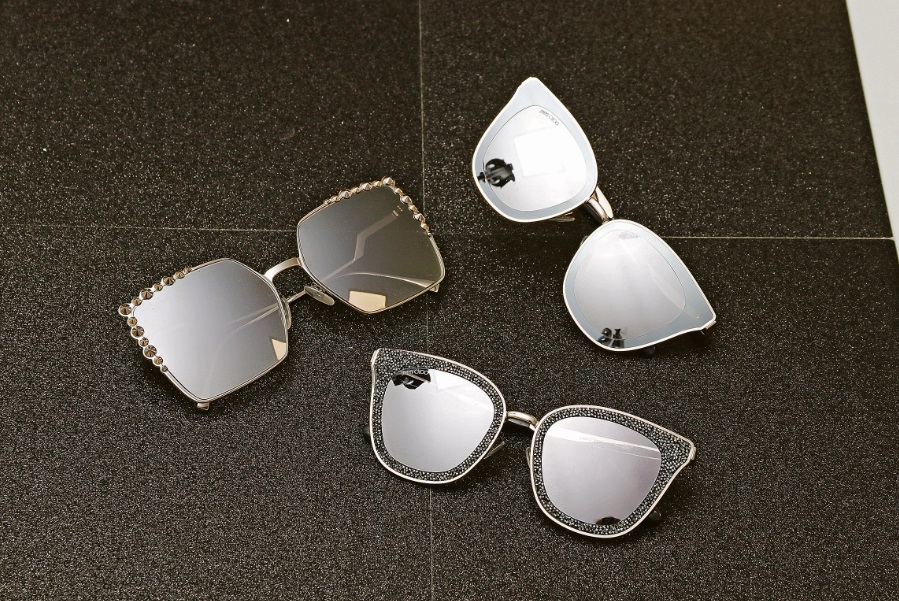 Joias nas lentes e glitter nas laterais da armação são as apostas de  marcas de luxo, como a Fendi e a Jimmy Choo, em suas novas coleções de óculos solares (Foto: Divulgação)