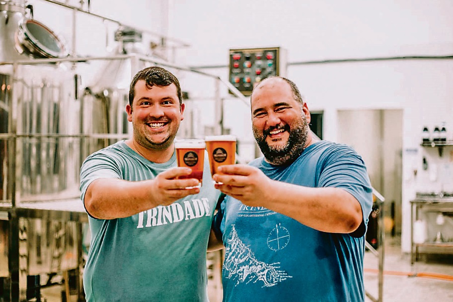 Gabriel Merlo e Marcelo Marinho brindam com cerveja da Trindade: há opções para todos os gostos (Foto: Divulgação/João Paulo Martins)