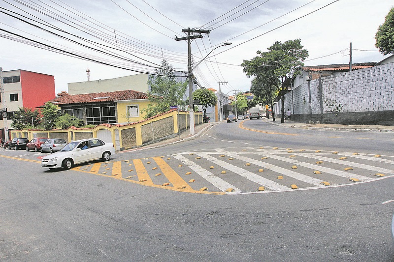 Rotatória no início da rua Osvaldo Aranha, em Santa Martha, facilitaria retorno à Avenida Maruípe (Foto: Dayane Souza/ AT)