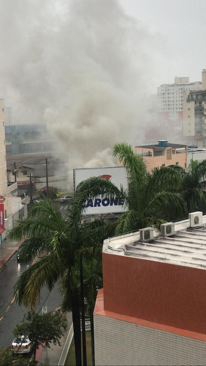 Moradores do bairro registraram a fumaça (Foto: Enviado pelo WhatsApp)