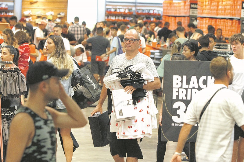 O comerciante Mário Martins Júnior, de 47 anos, veio do Rio de Janeiro para aproveitar as ofertas (Foto: Thiago Coutinho/AT)