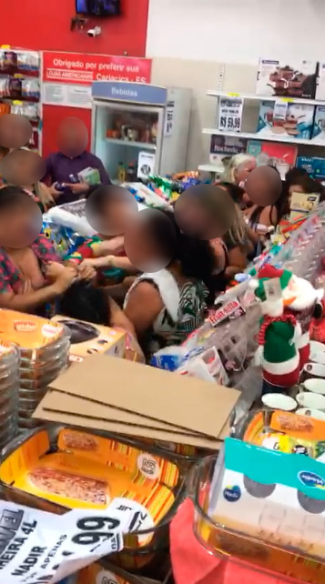 Briga dentro de uma loja de departamentos em Cariacica (Foto: Reprodução)