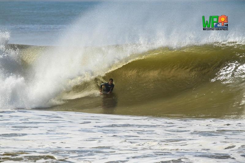 Onda de Regência é famosa pelos tubos (Foto: Water Photographers)