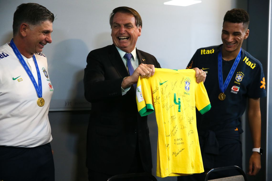 Bolsonaro recebeu nesta segunda-feira (18) uma camisa seleção sub17. (Foto: José Cruz/Agência Brasil)