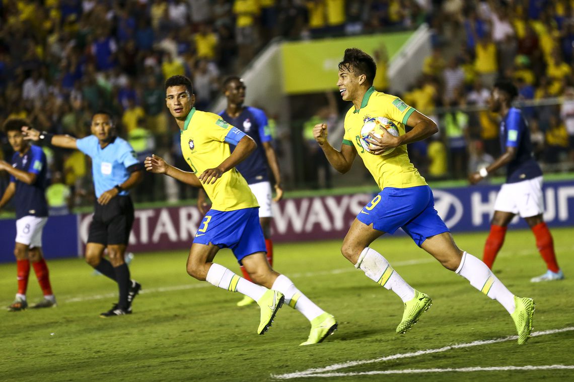 A classificação heroica foi muito comemorada pelos jogadores (Foto: Marcelo Camargo/ Agência Brasil)